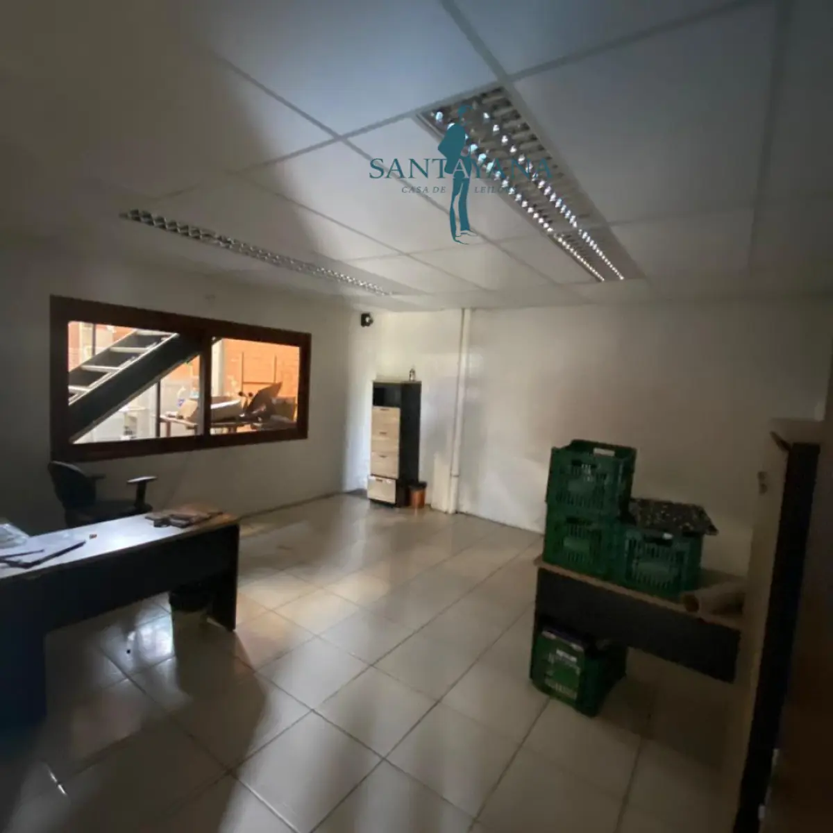 LOTE 015 - Mesas de escritório, nichos e dois armários.