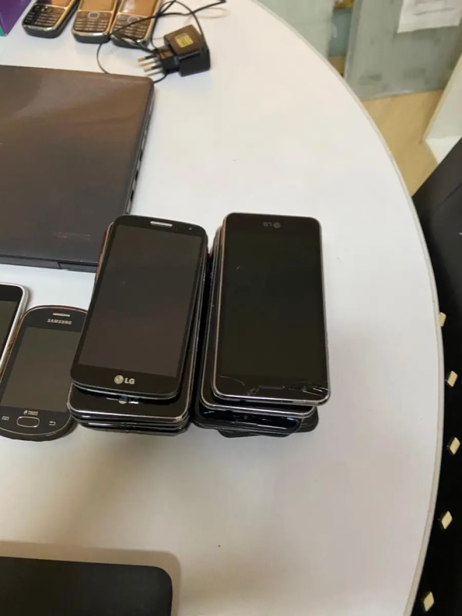 LOTE 002 - Notebooks (três marcas positivos, um STI e um ACER), dezenove celulares LG, quatro samsungs, e quatro positivos