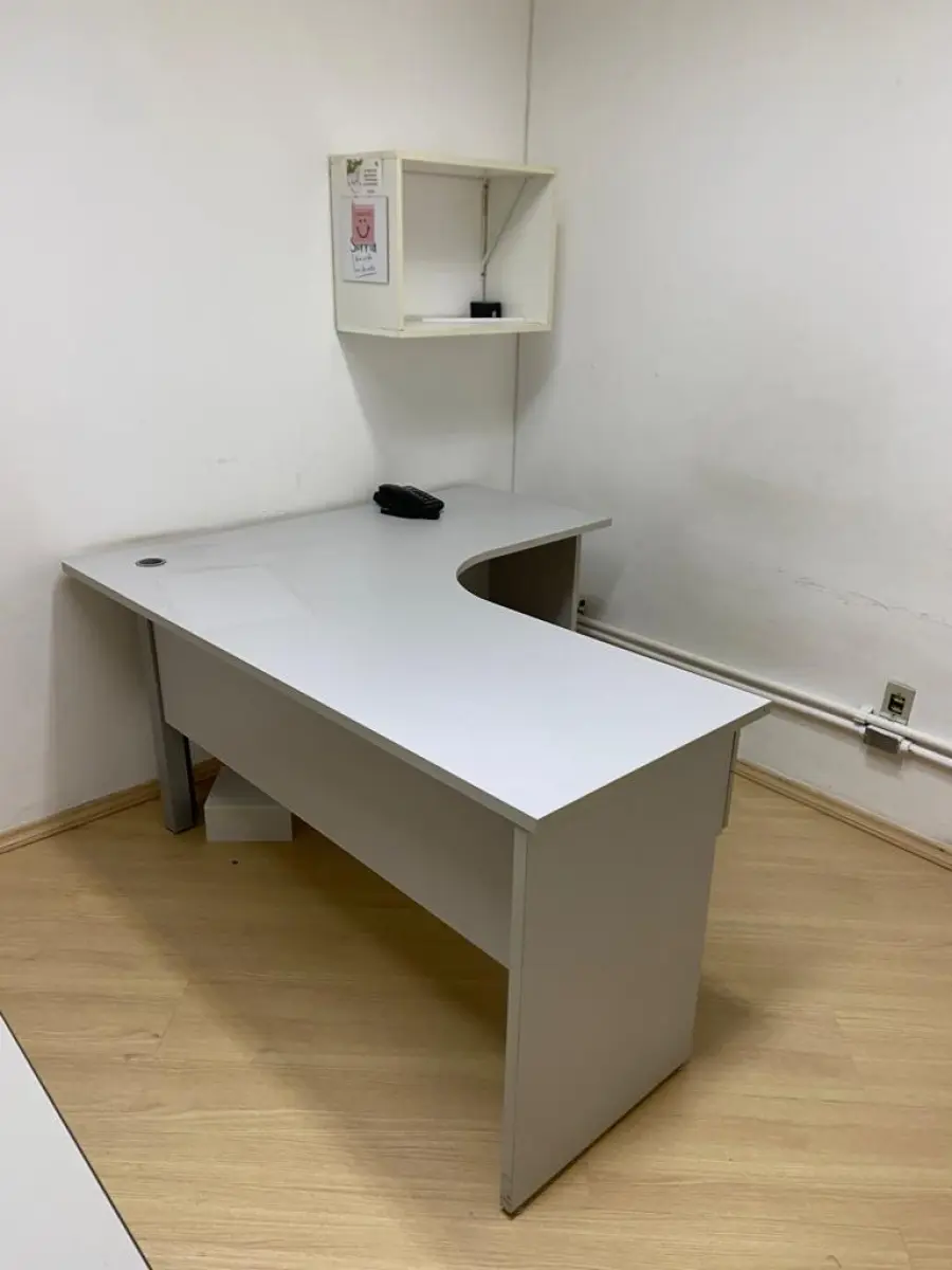 LOTE 017 - Duas mesas em L, uma mesa auxiliar, um aparador baixo, um nicho e um telefone Intelbras