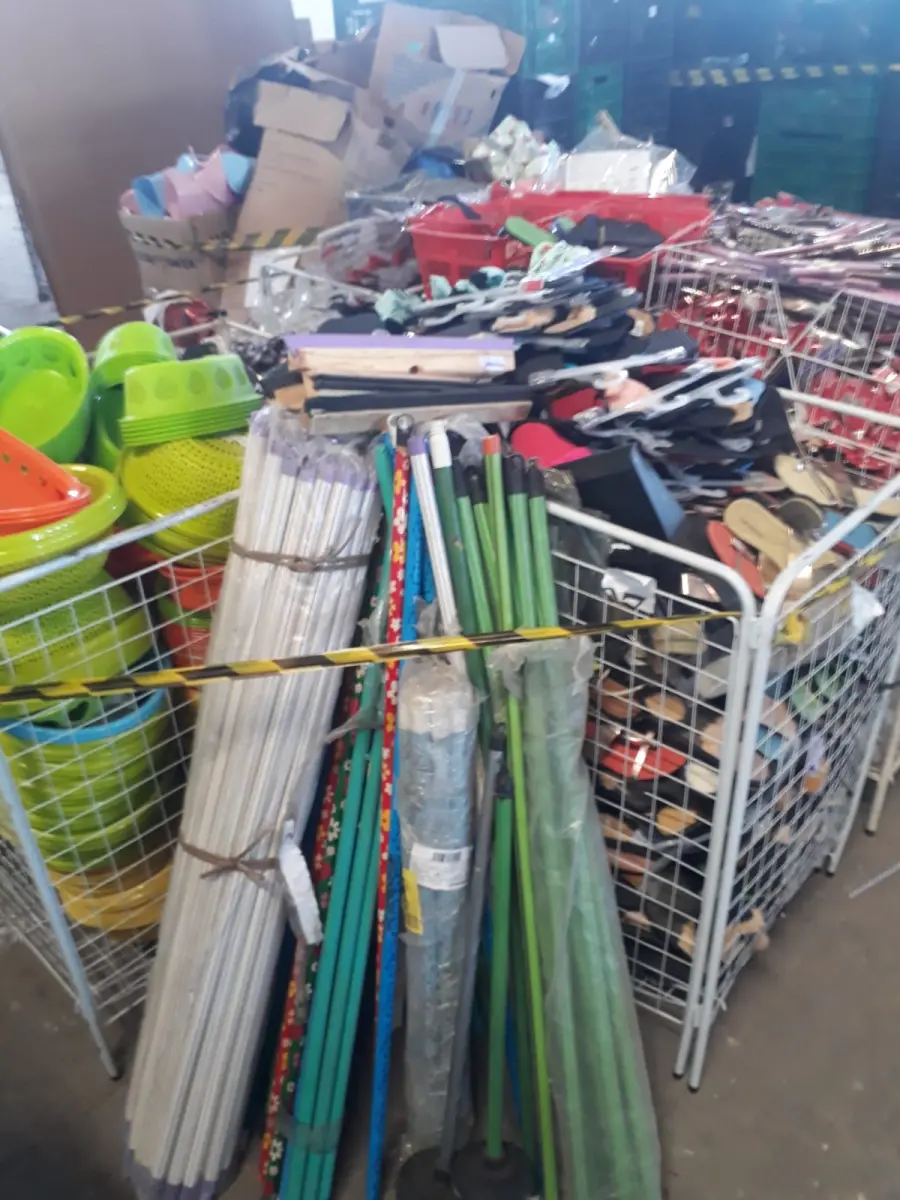 LOTE 007 - Roupas, calçados, banquetas, cabos de vassoura, utensílios para cozinha e cabides.