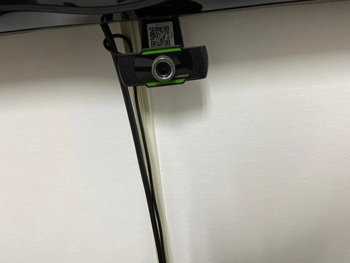 LOTE 013 - Mesa de reuniões, seis cadeiras de escritório pretas, uma cadeira vermelha, um Hack com gavetas e portas, um aparador baixo, uma televisão 49 polegadas LG e webcam.