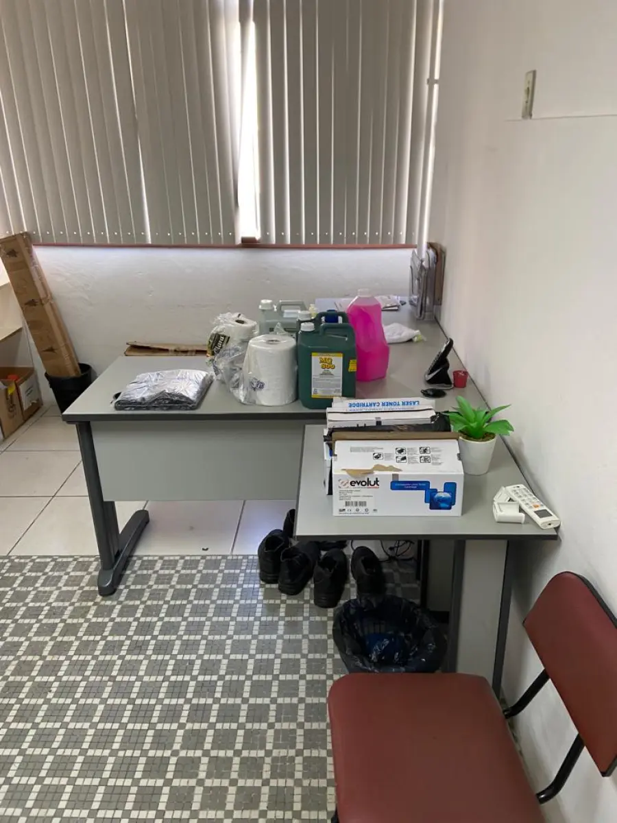 LOTE 018 - Uma mesa reta, uma mesa em L, uma mesa auxiliar, um arquivo em metal, um armário em madeira, uma estante com três nichos, dois armários de metal, materiais diversos de escritório e limpeza e dois telefones intelbrás.