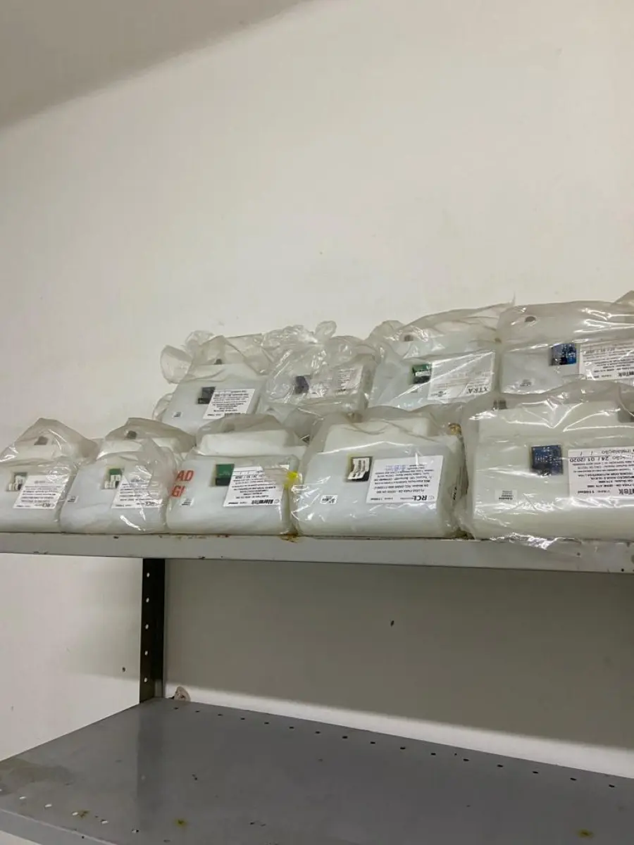 LOTE 007 - Equipamentos de manutenção variados e diversas cadeiras de escritório em mau estado, máquinas de solda, fechaduras eletromagnéticas, fechaduras, geradores de neblina e placas eletrônicas