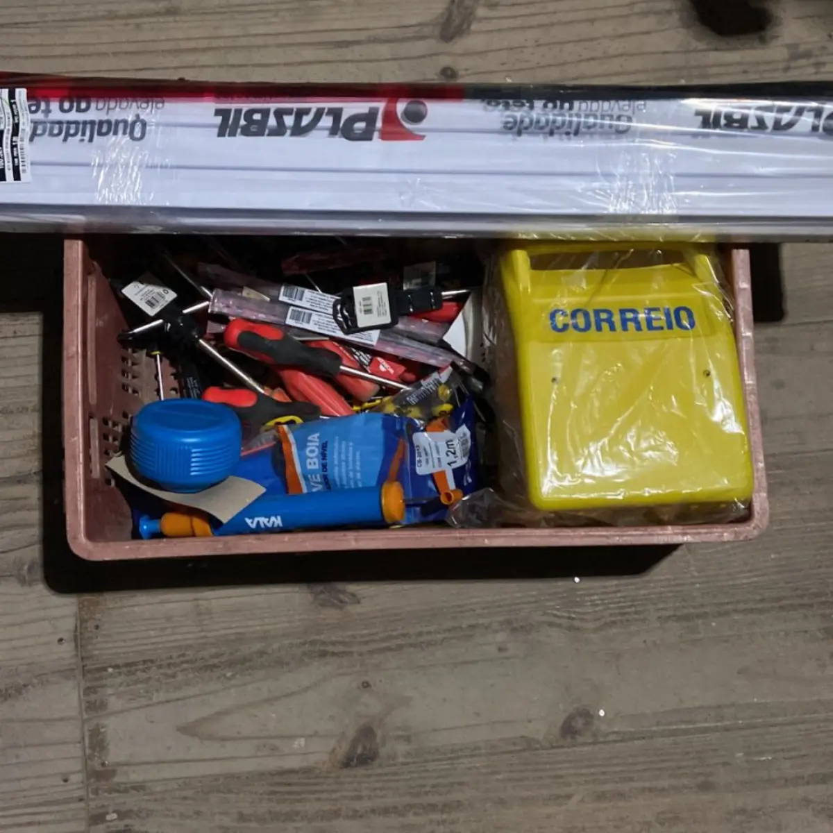 LOTE 017 - Aproximadamente 70 peças de massa para madeiras, tapa furos, fixadores e válvulas, aproximadamente 45 peças de silicone e espumas de prolimetano, aproximadamente 60 peças contendo botinas, braçadeira em nylon e diversos apetrechos para carpinteiro, Diversos apetrechos hidráulicos, diversas lâmpadas de led e suportes, diversas ferramentas variadas, martelos, chaves, tesoura de jardinagem e serra, aproximadamente 70 itens elétricos e suportes para lâmpadas, diversas ferramentas de chave de fenda, caixa de correio e suporte de porta