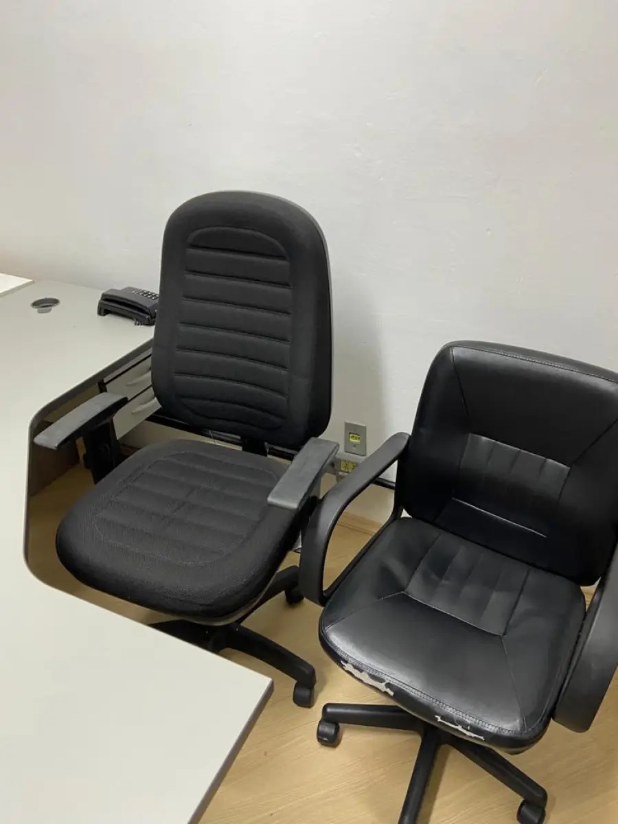 LOTE 016 - Uma mesa em L, um gaveteiro, uma mesa auxiliar, quatro cadeiras de escritório, duas poltronas de espera, um cabideiro, uma banqueta de plástico e um telefone Intelbras.