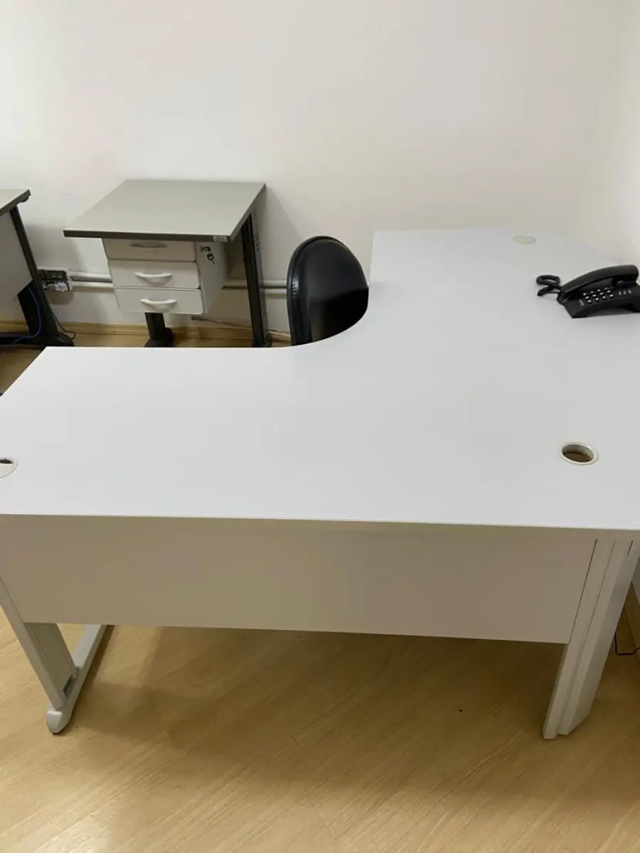 LOTE 015 - Dois telefones Intelbras pleno, três cadeiras de escritório, uma mesa auxiliar com três gavetas, duas mesas em L e três mesas retas.
