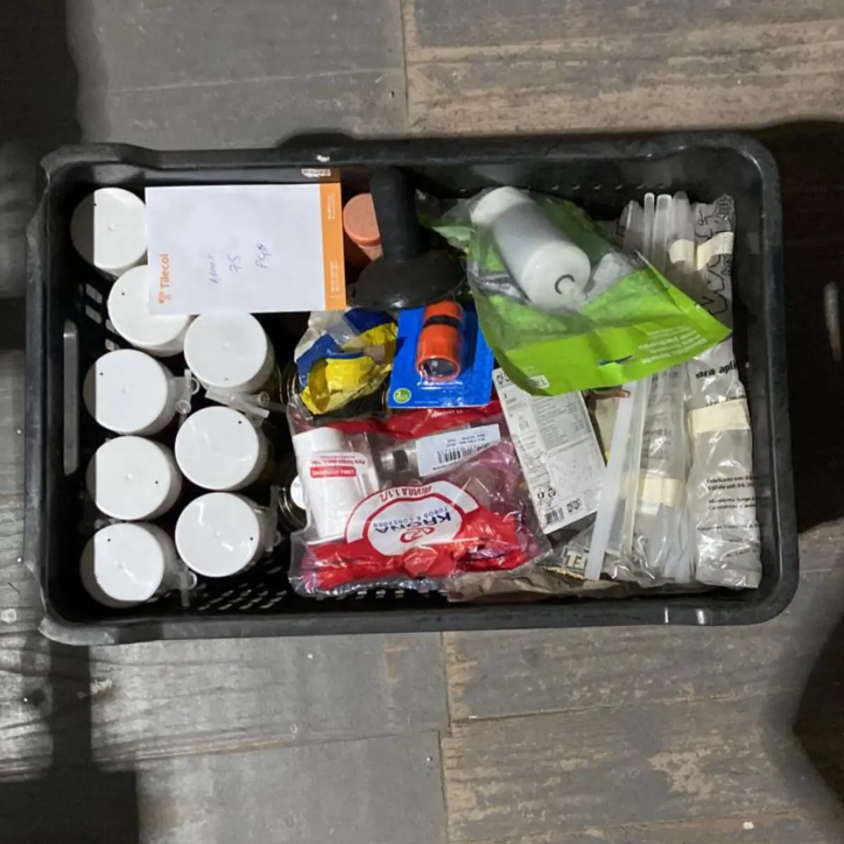 LOTE 016 - Aproximadamente 100 apetrechos para pintura, rolos, pincéis e esponjas, Aproximadamente 50 disjuntores de energia elétrica industriais e residenciais, marcas variadas, aproximadamente 100 peças contendo apetrechos para pintura, trinchas, suportes e rolos, aproximadamente 120 esponjas, estopas e anéis de vedação, aproximadamente 50 desentupidores químicos, graxa, removedores  de ferrugem e grafite, aproximadamente 75 peças contendo espuma de poliuretano, querosene, tubos de conexão e filtros, Aproximadamente 68 apetrechos hidráulicos para vaso sanitário, Aproximadamente 100 peças, contendo diversos parafusos, pregos, válvulas, ralos e pulverizadores