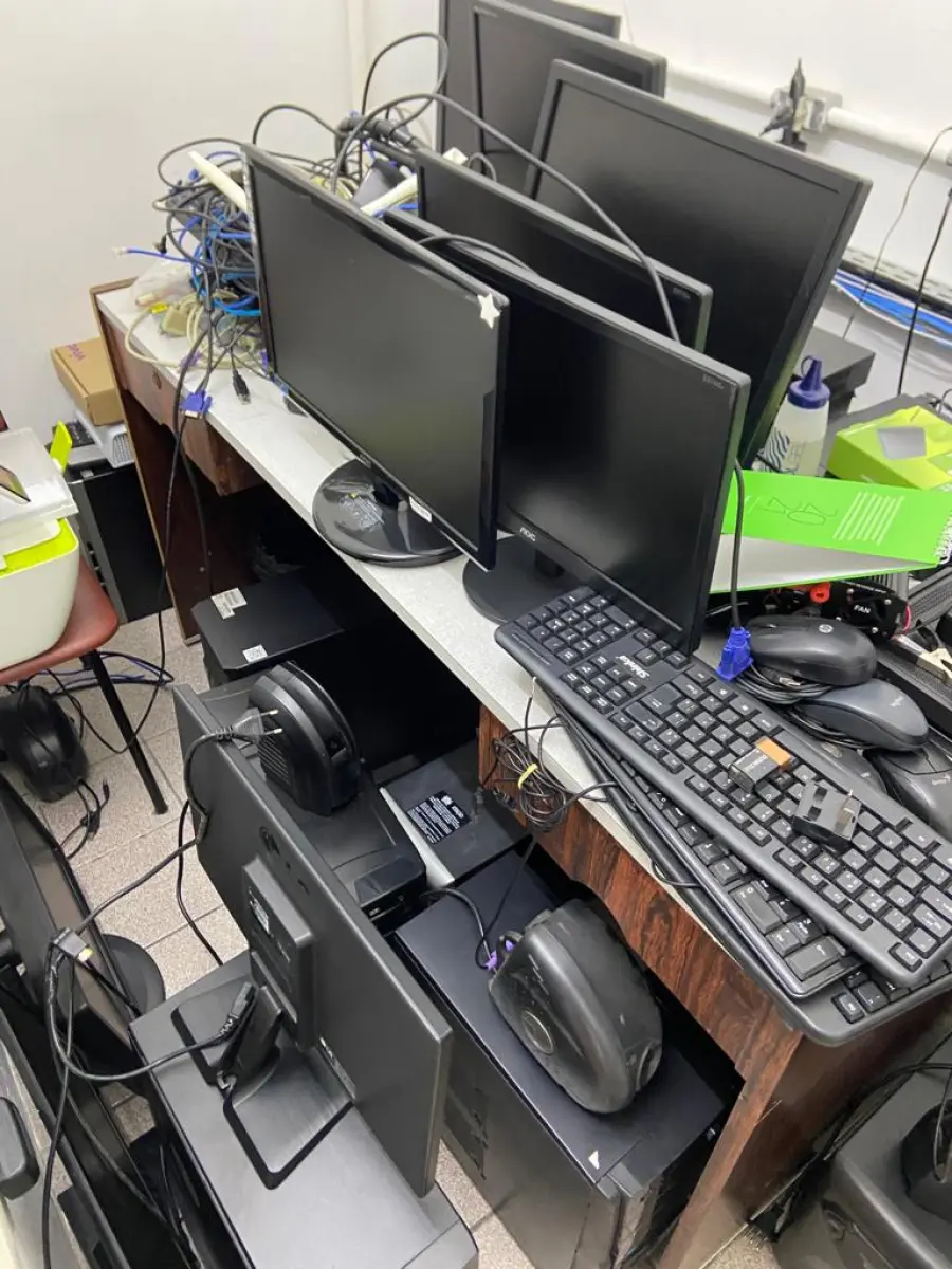 LOTE 011 - Sala de T.I: Contém três impressoras, nove monitores, 12 CPU’S, cabos, mouse e teclados diversos.