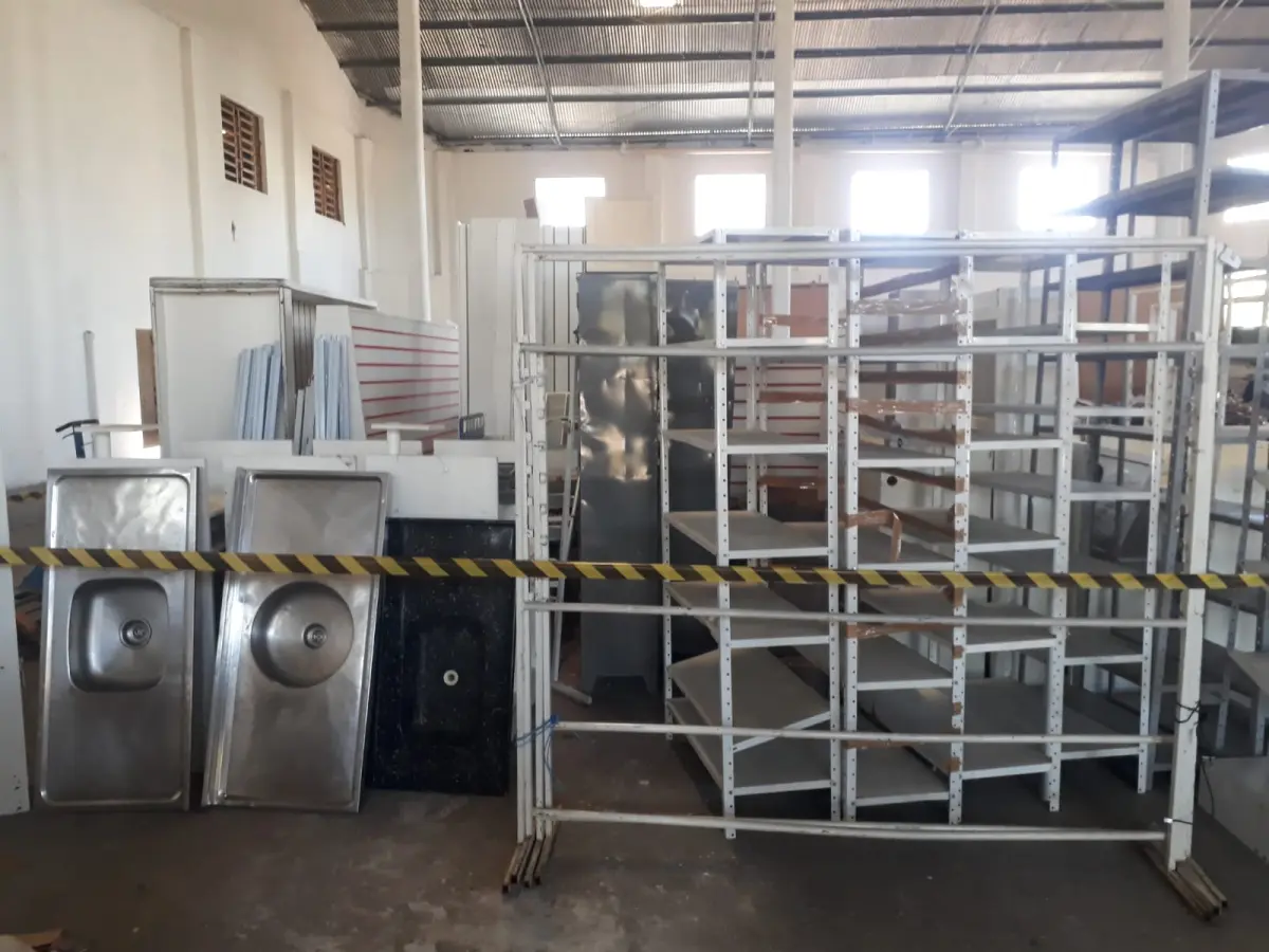 LOTE 009 - Acessórios para cozinha, 500 adaptadores de carregador de celular para veículos, carregadores de celular diversos, suporte celular, pratos plásticos coloridos.