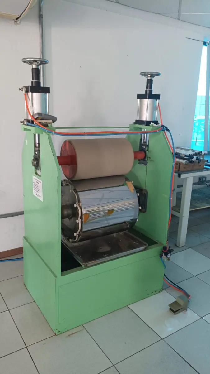 LOTE 012 - Máquina de Passar Couro