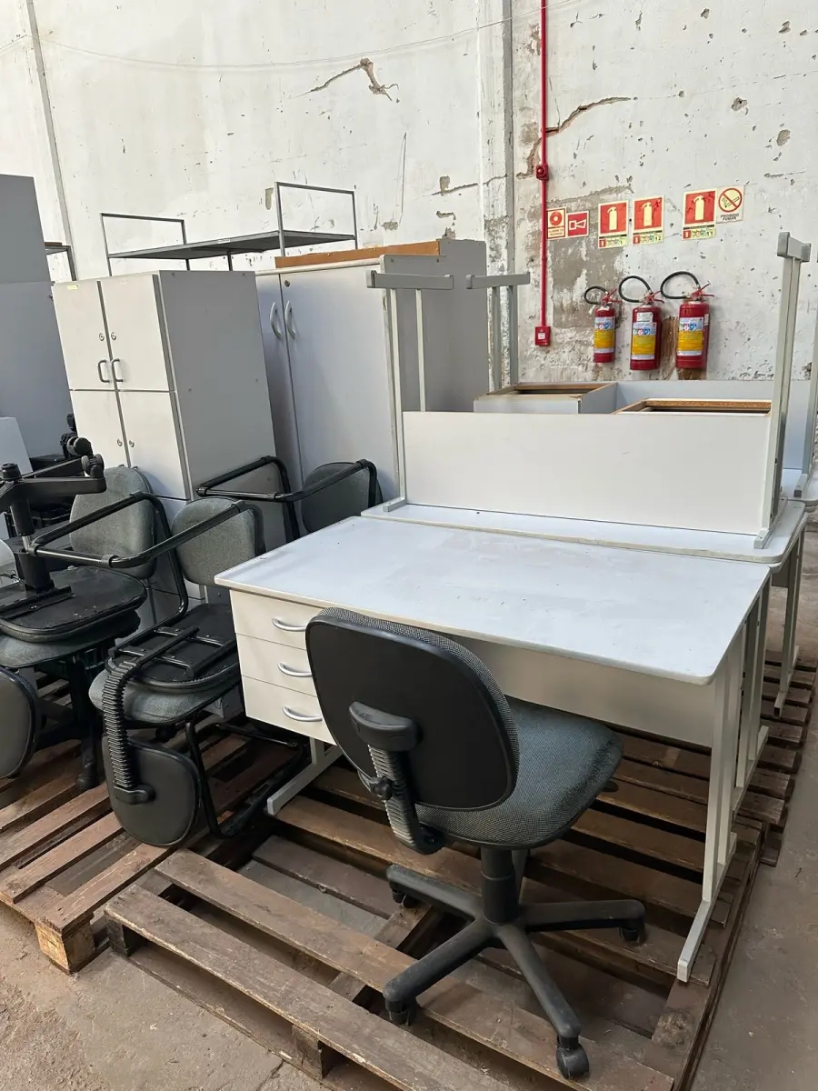 LOTE 000 - MÓVEIS E EQUIPAMENTOS