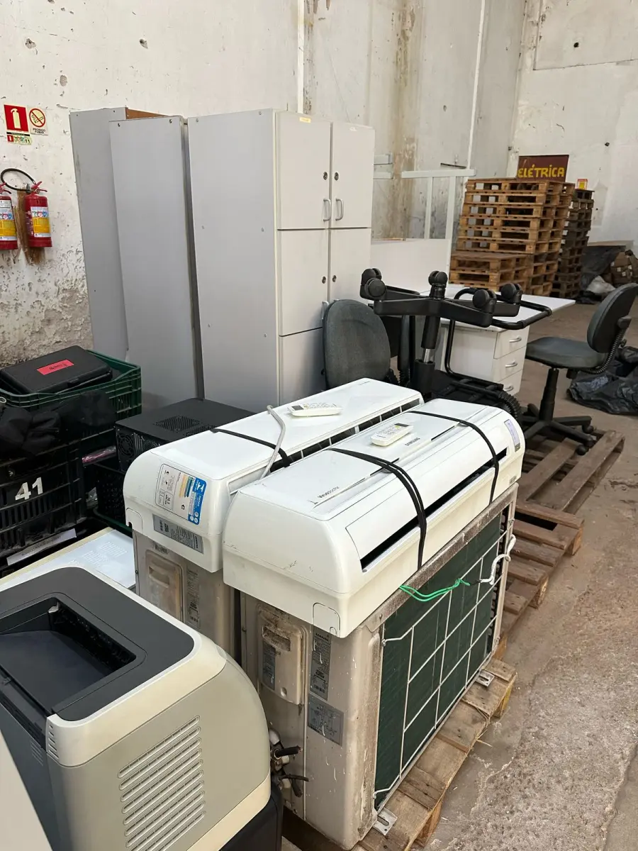 LOTE 000 - MÓVEIS E EQUIPAMENTOS