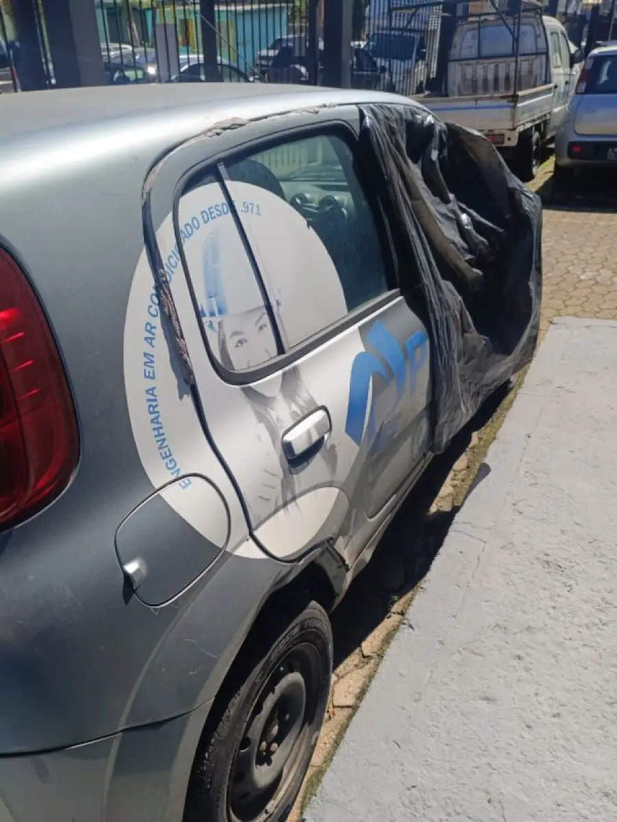 LOTE 010 - Fiat Uno Vivace 1.0 Evo 5p