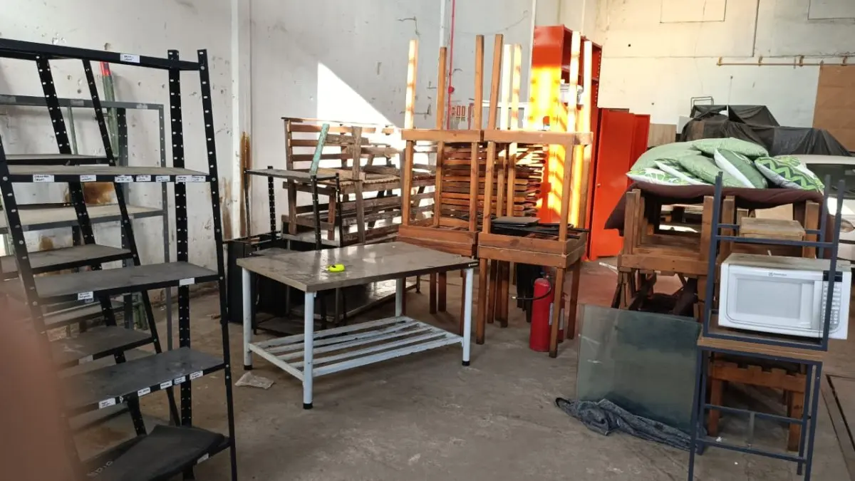 LOTE 002 - Cadeiras Diversas