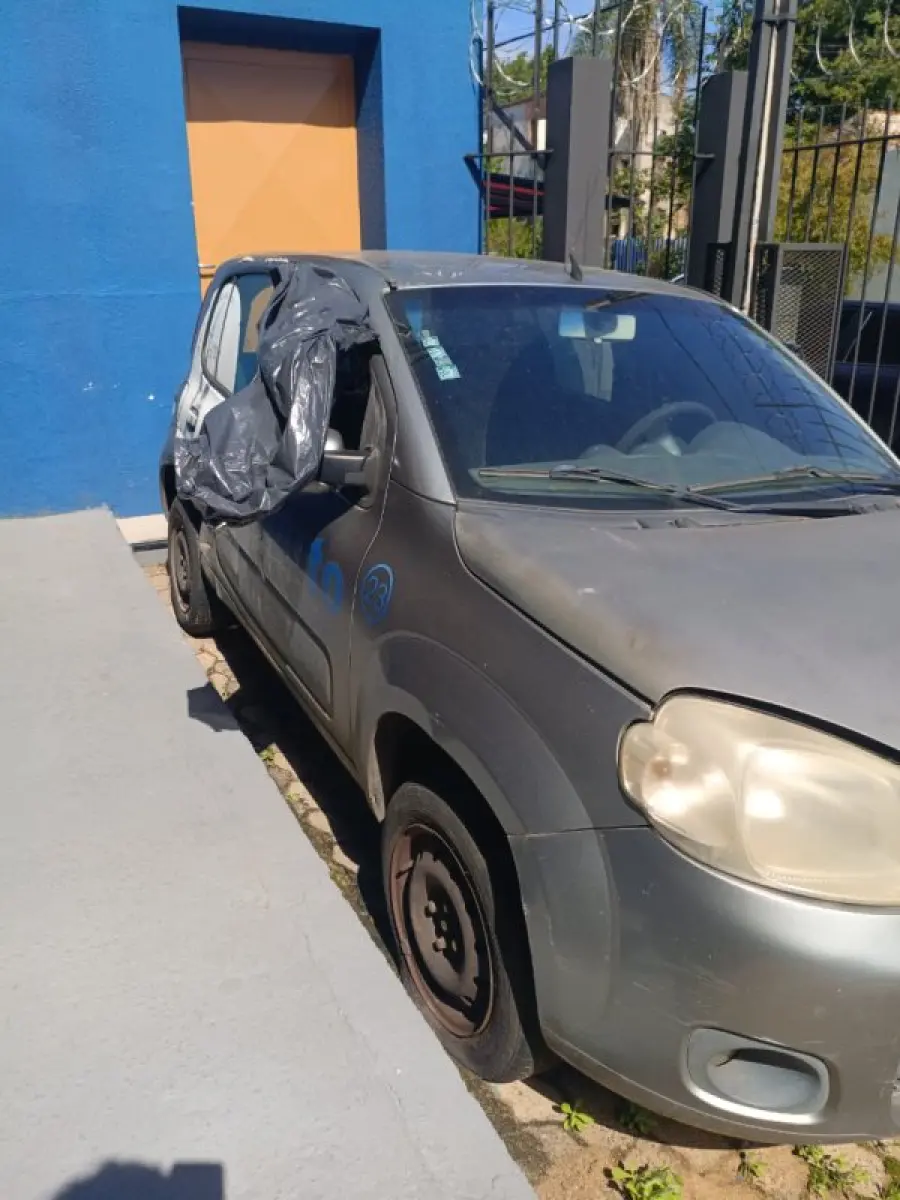 LOTE 010 - Fiat Uno Vivace 1.0 Evo 5p