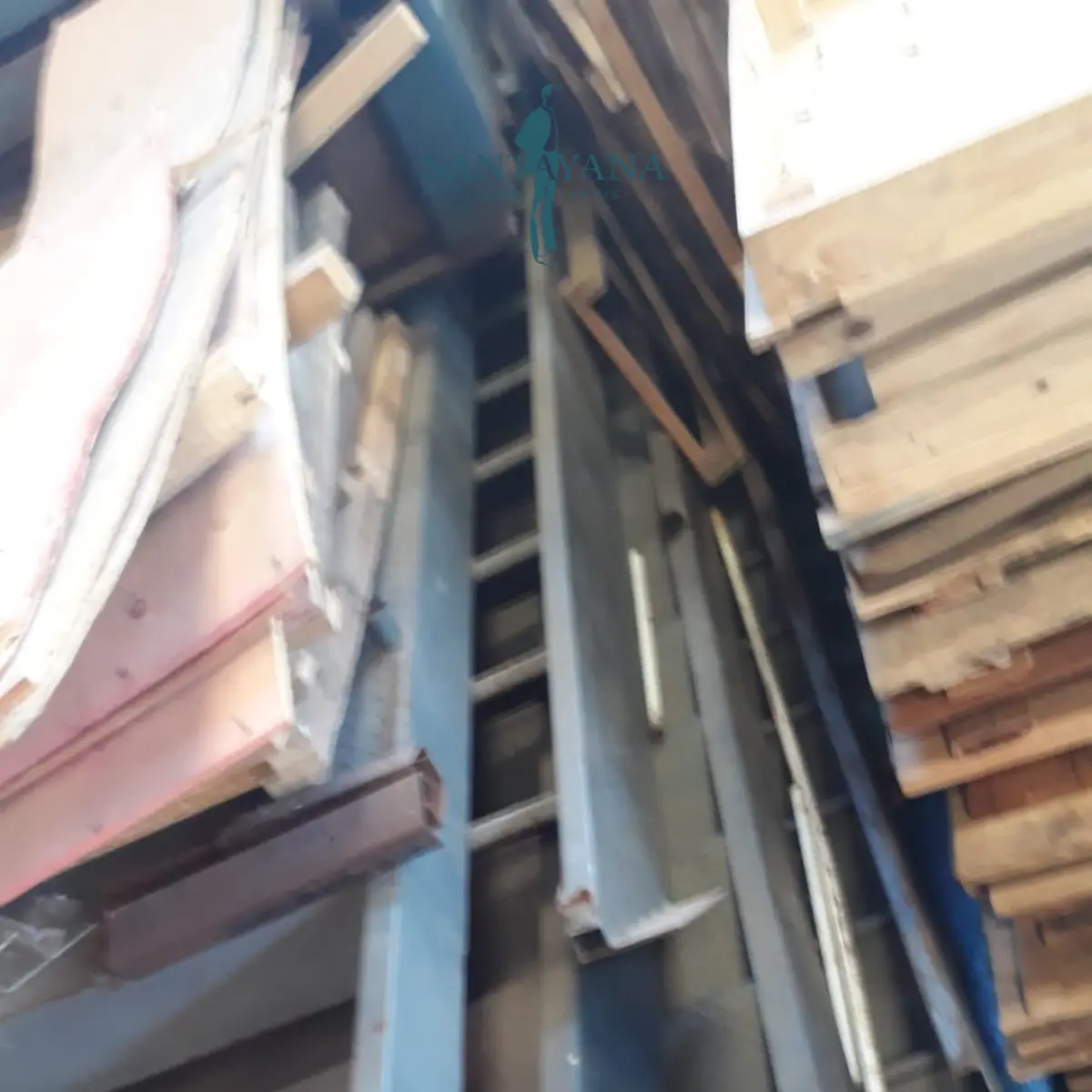 LOTE 001 - 34 balcões caixas desmontados e uma escada metálica industrial
