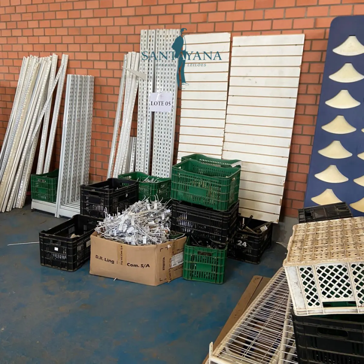 LOTE 004 - :  293 cremalheiras, 5800 ganchos para painel 0,10 AR 4MM metal BCO, 2 móveis canaleta da vitrine em L, 8 móveis para formação de fila, 82 painel MDF canaletado 2,75x1,85, 375 prateleiras, 696 RT para régua 0,40cm, 940 suportes cremalheira 43cm, 21