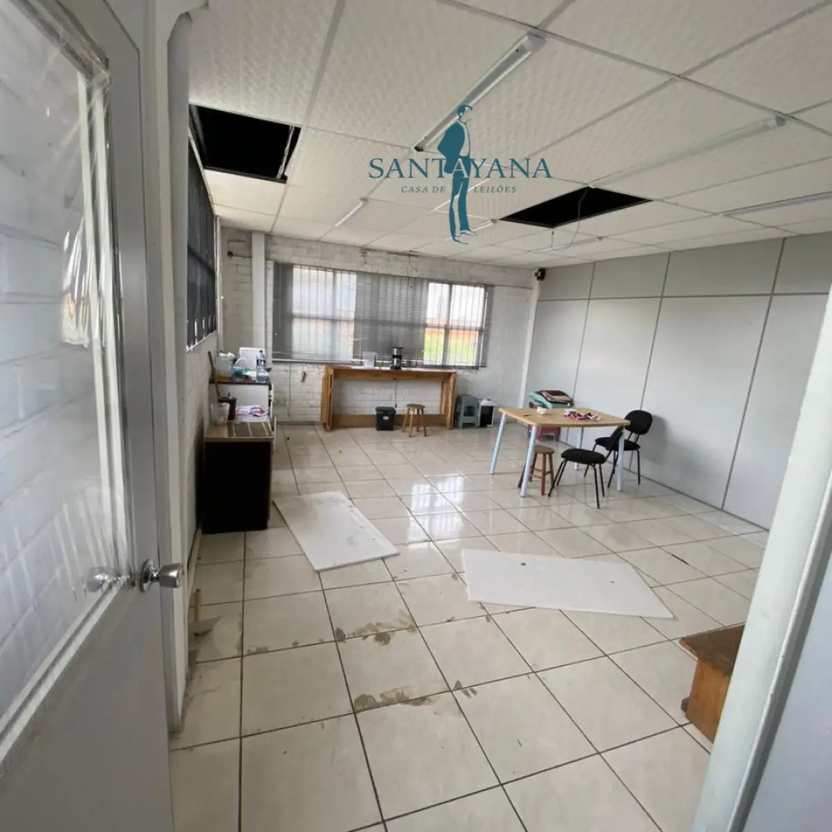 LOTE 016 - Móveis de cozinha e cafeteiras em péssimo estado