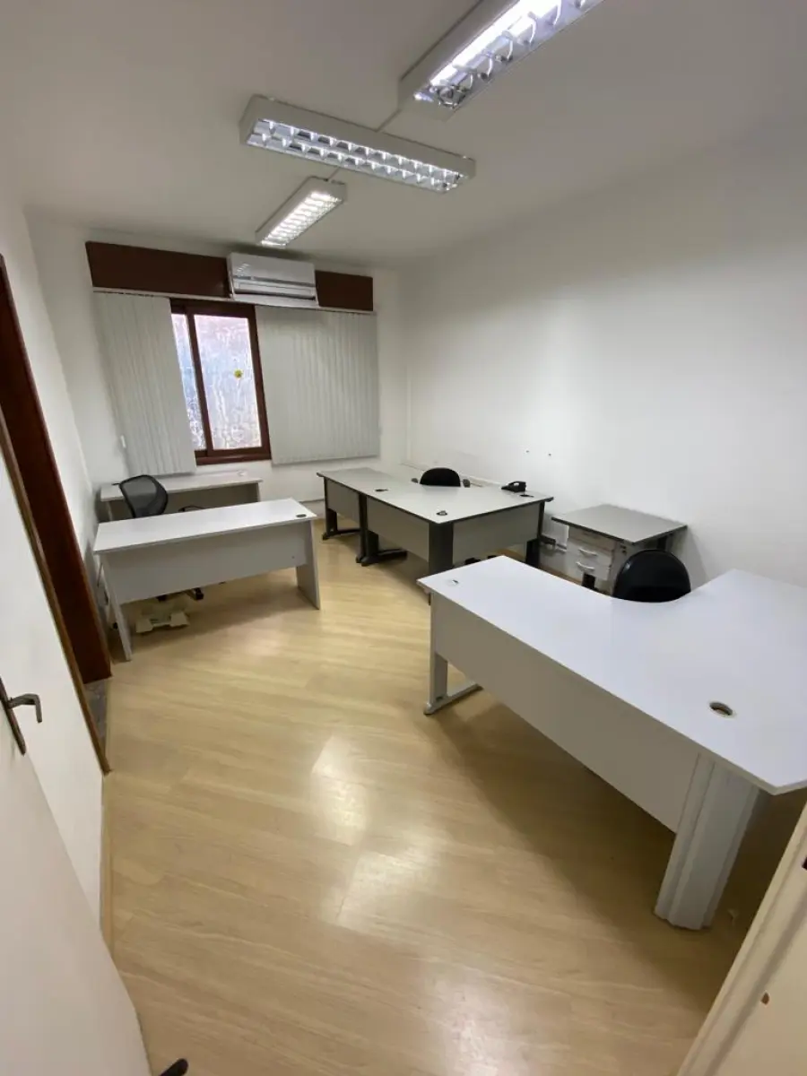 LOTE 015 - Dois telefones Intelbras pleno, três cadeiras de escritório, uma mesa auxiliar com três gavetas, duas mesas em L e três mesas retas.
