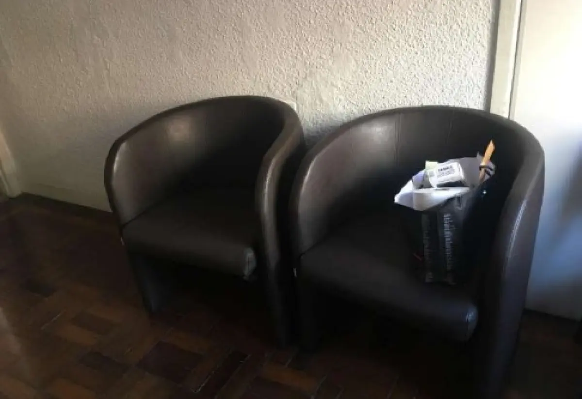 LOTE 009 - Cadeira de escritório giratória na cor azul, em mau estado, avaliação de R$ 10,00 (Duas cadeiras de escritório com rodinhas em mau estado, Uma cadeira de plástico e Duas poltronas,