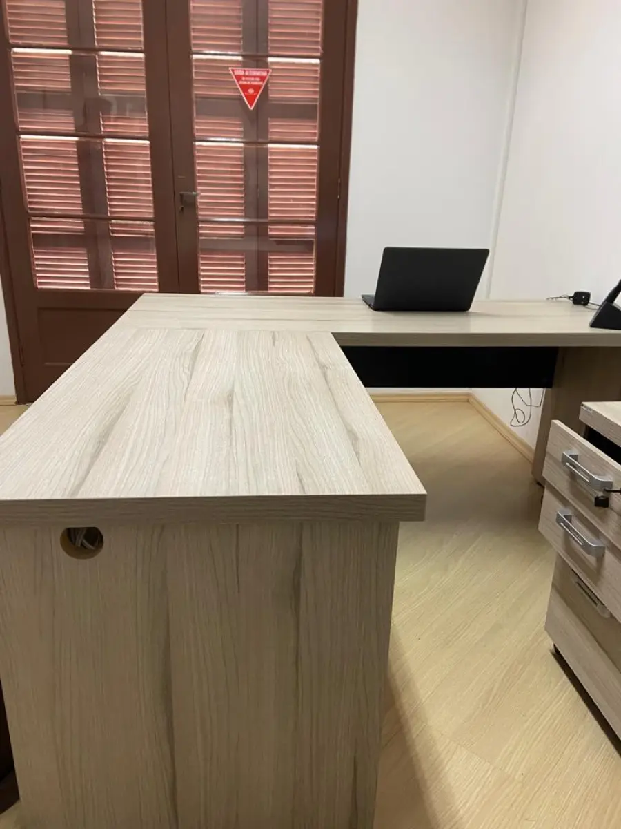 LOTE 014 - Vaso de flor, telefone Intelbras, mesa em L, dois gaveteiros, uma cadeira, um cabideiro e uma estante com três nichos