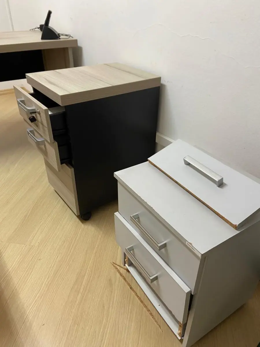 LOTE 014 - Vaso de flor, telefone Intelbras, mesa em L, dois gaveteiros, uma cadeira, um cabideiro e uma estante com três nichos