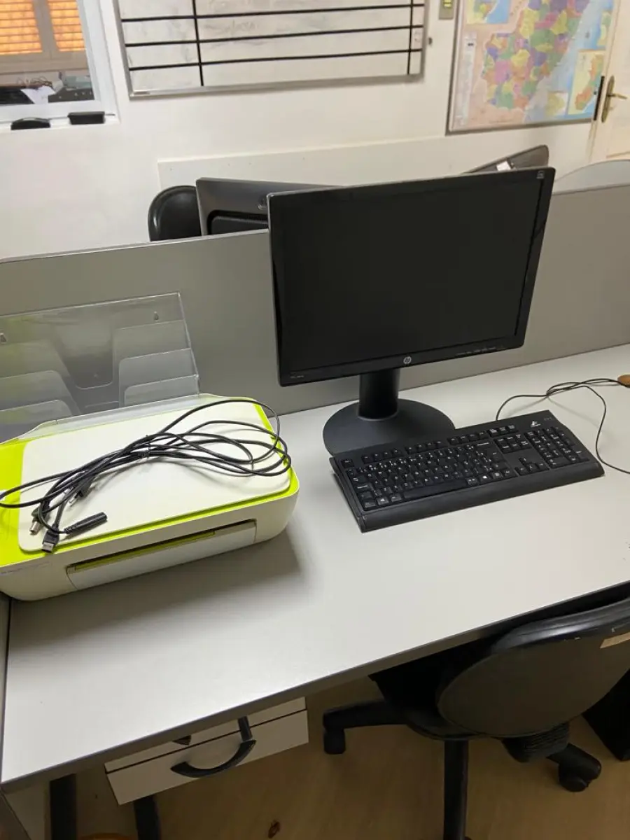 LOTE 001 - 8 monitores, três impressoras, 7 mouses, 7 teclados e 7, cpu’s. 7 Estabilizadores 127V, quatro telefones Intelbras, ilha de telemarketing, duas estantes de baixas, seis cadeiras e uma televisão.