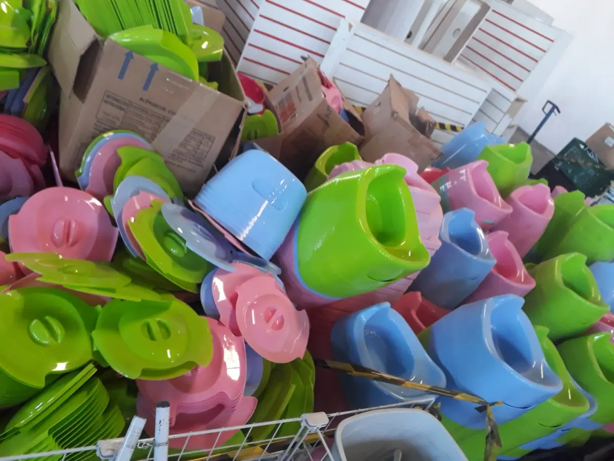 LOTE 008 - 4.000 pinicos plásticos, embalagem para presentes diversas, material para decoração diversos
