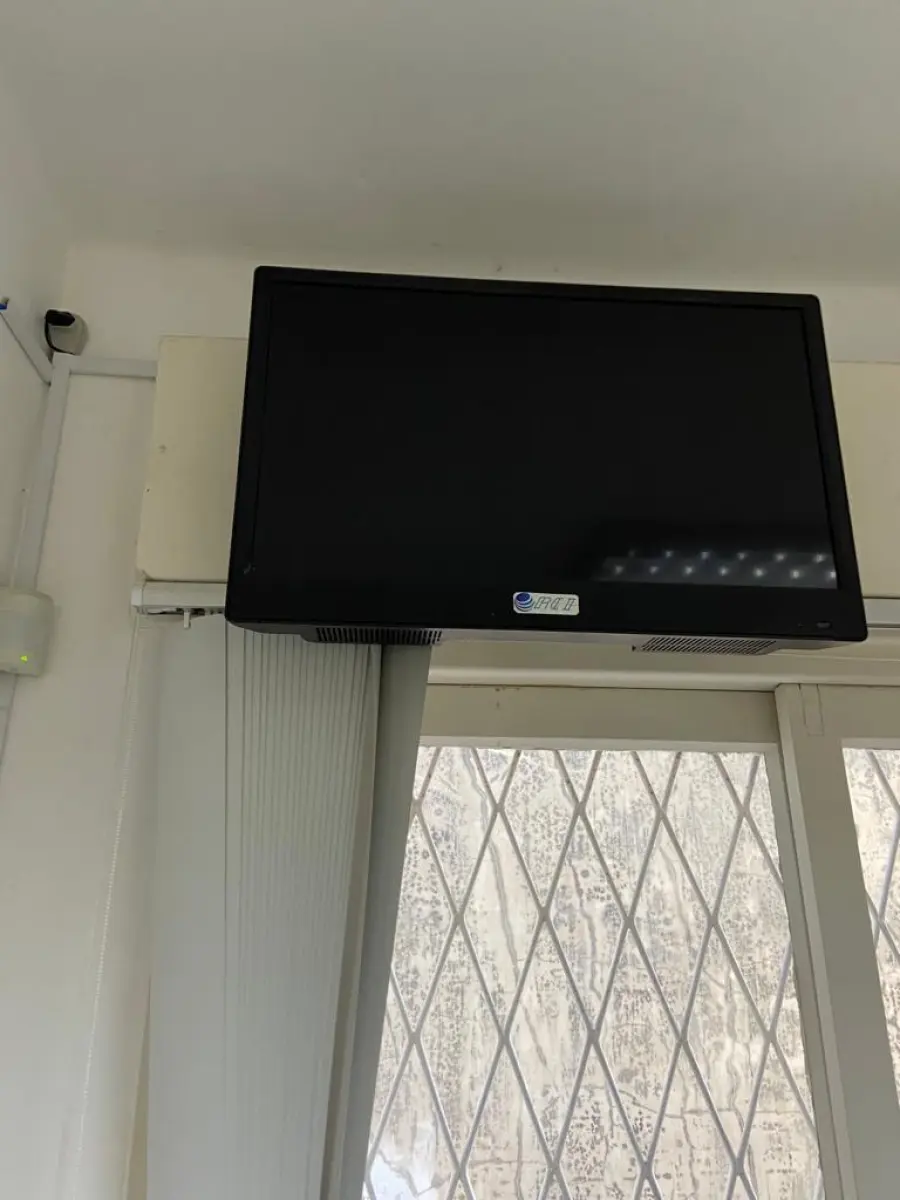 LOTE 001 - 8 monitores, três impressoras, 7 mouses, 7 teclados e 7, cpu’s. 7 Estabilizadores 127V, quatro telefones Intelbras, ilha de telemarketing, duas estantes de baixas, seis cadeiras e uma televisão.