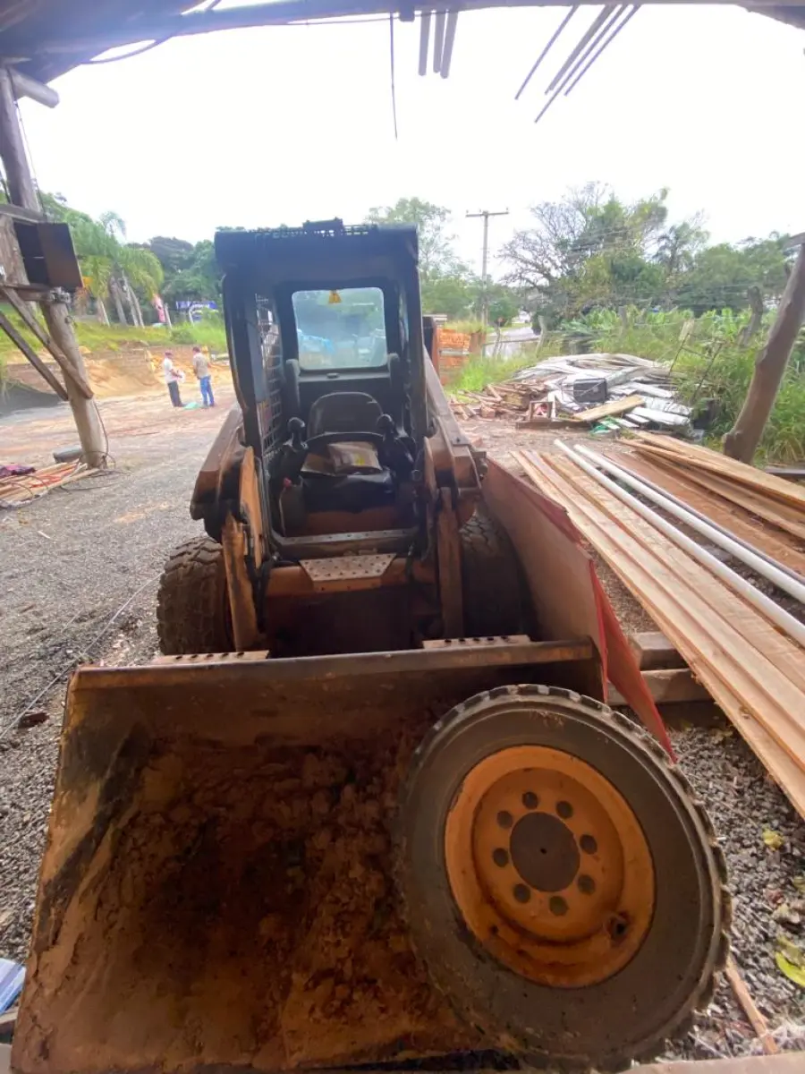 LOTE 007 - Carregadeira com eixo traseiro quebrado