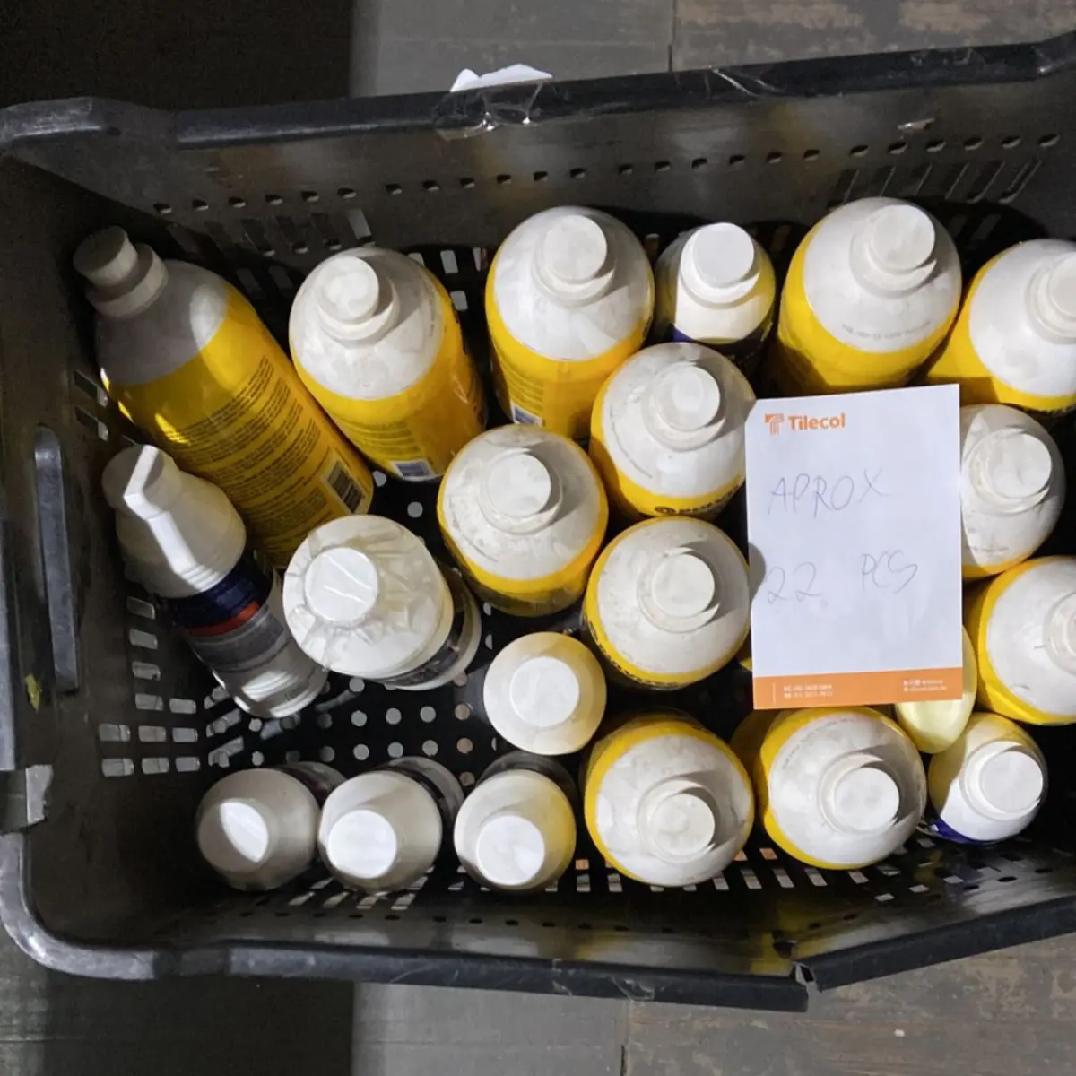 LOTE 015 - Aproximadamente 140 peças de veda roscas, adesivo pra cola, plugin copolímero e lápis de carpinteiro, repelentes de mosquiteiro soda cáusticas, aproximadamente 98 peças de espelho para tomada e disjuntores de luz., aproximadamente 90 peças, para tomadas e disjuntores de luz, diversas válvulas de água e resistências de chuveiro, aproximadamente 15 desinfetantes, resina pré acelerada, lubrificantes, adesivos de contatos e colas, aproximadamente 22 colas de azulejo, madeiras e PVA