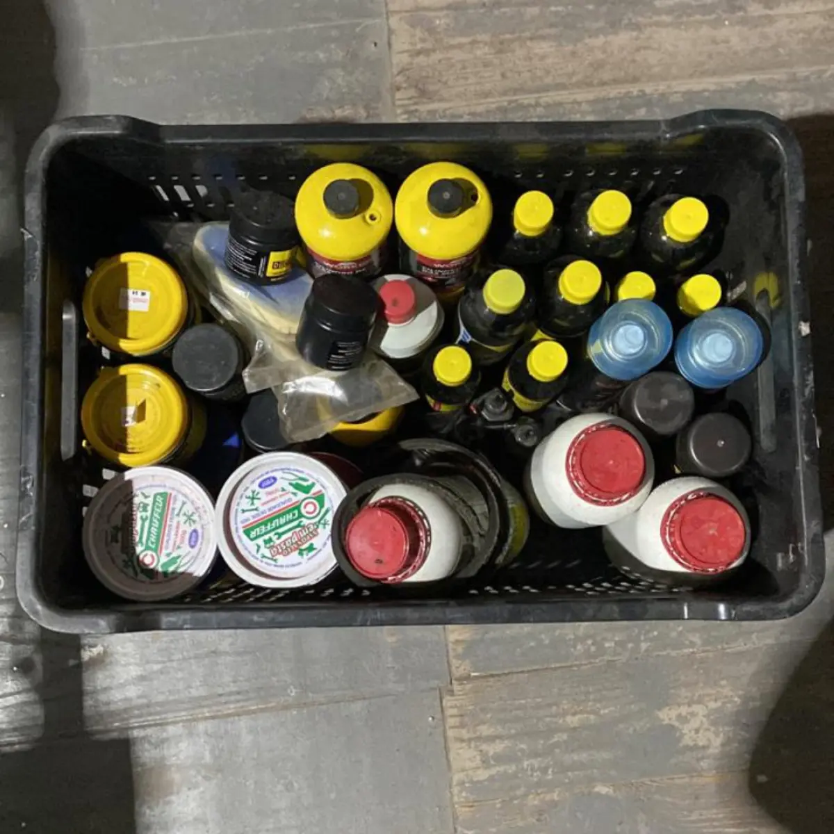 LOTE 016 - Aproximadamente 100 apetrechos para pintura, rolos, pincéis e esponjas, Aproximadamente 50 disjuntores de energia elétrica industriais e residenciais, marcas variadas, aproximadamente 100 peças contendo apetrechos para pintura, trinchas, suportes e rolos, aproximadamente 120 esponjas, estopas e anéis de vedação, aproximadamente 50 desentupidores químicos, graxa, removedores  de ferrugem e grafite, aproximadamente 75 peças contendo espuma de poliuretano, querosene, tubos de conexão e filtros, Aproximadamente 68 apetrechos hidráulicos para vaso sanitário, Aproximadamente 100 peças, contendo diversos parafusos, pregos, válvulas, ralos e pulverizadores