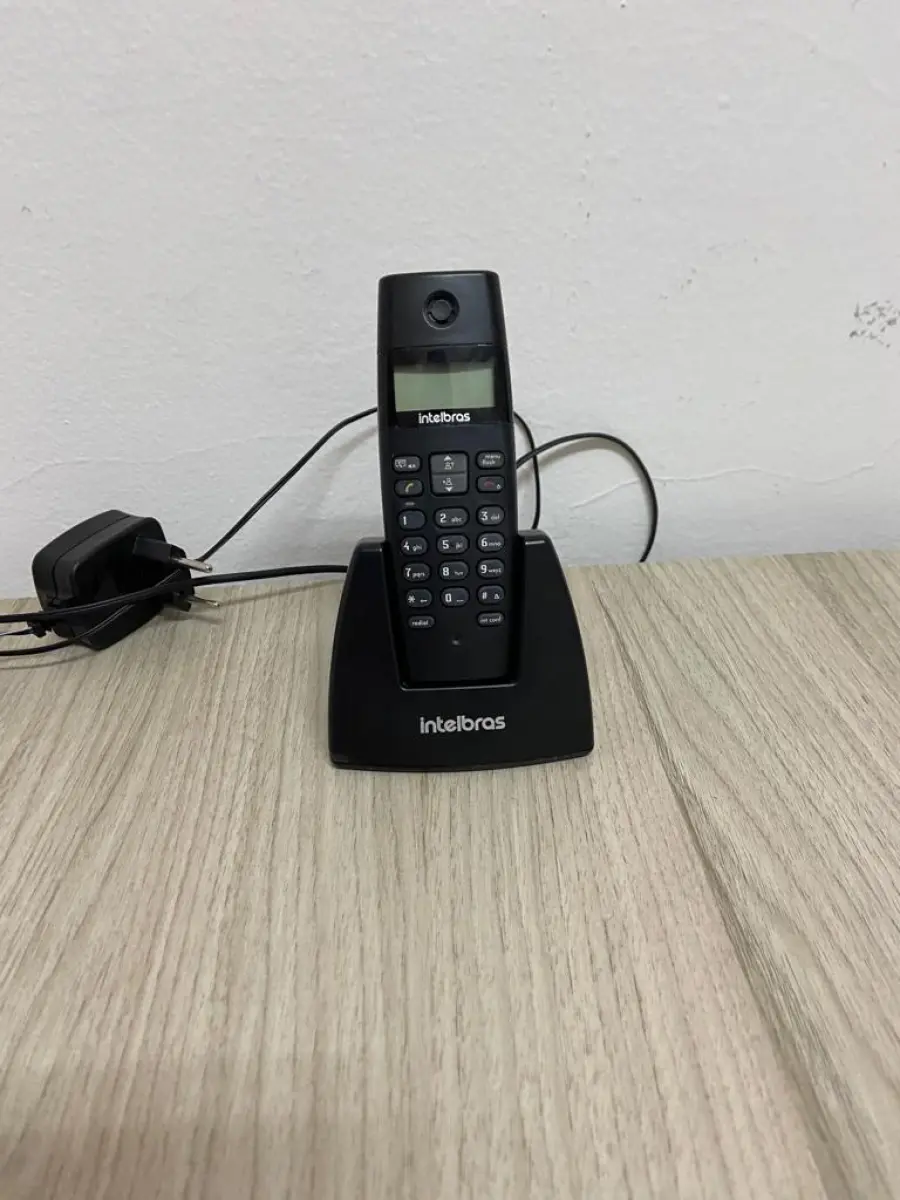 LOTE 014 - Vaso de flor, telefone Intelbras, mesa em L, dois gaveteiros, uma cadeira, um cabideiro e uma estante com três nichos
