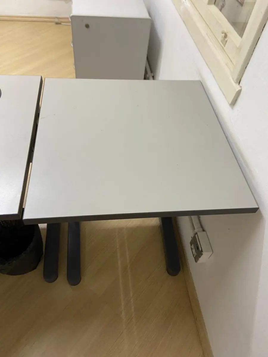LOTE 017 - Duas mesas em L, uma mesa auxiliar, um aparador baixo, um nicho e um telefone Intelbras