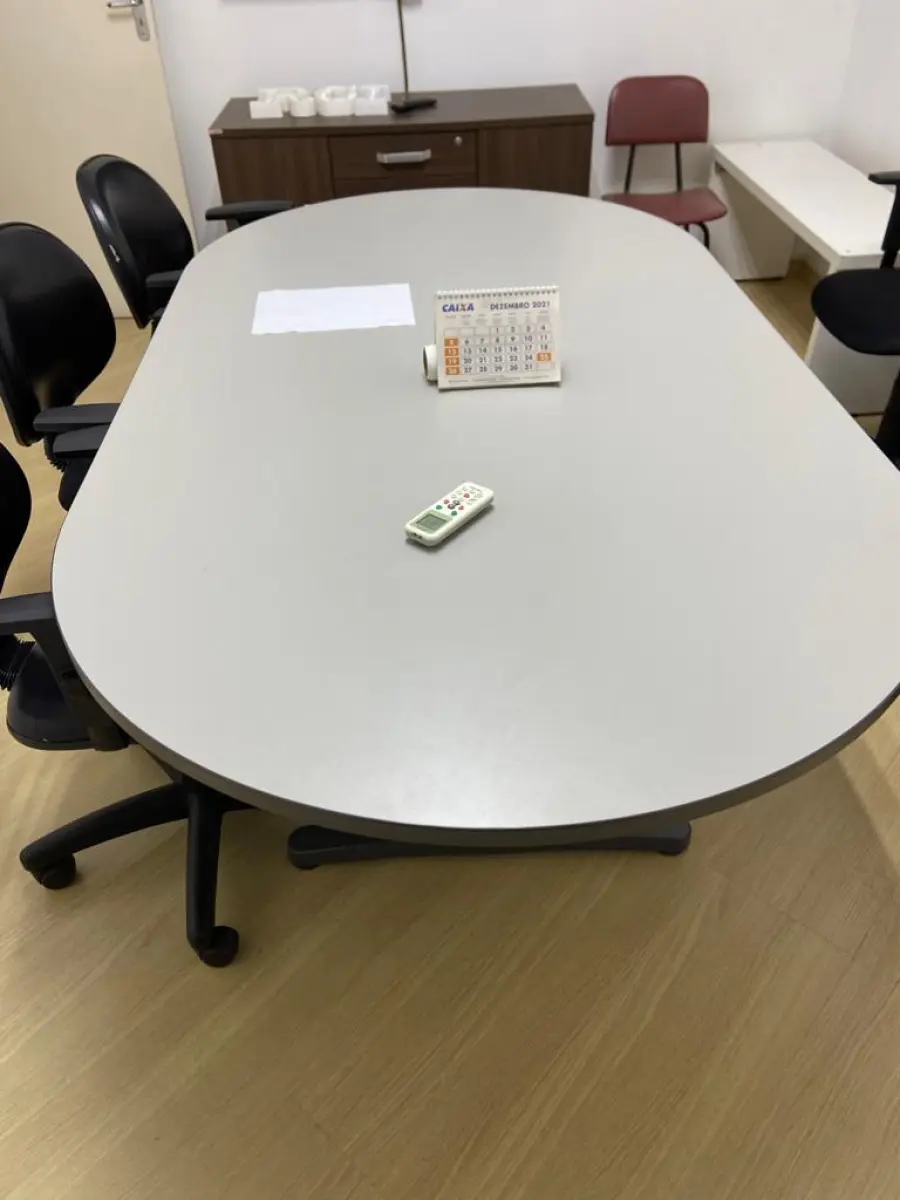 LOTE 013 - Mesa de reuniões, seis cadeiras de escritório pretas, uma cadeira vermelha, um Hack com gavetas e portas, um aparador baixo, uma televisão 49 polegadas LG e webcam.