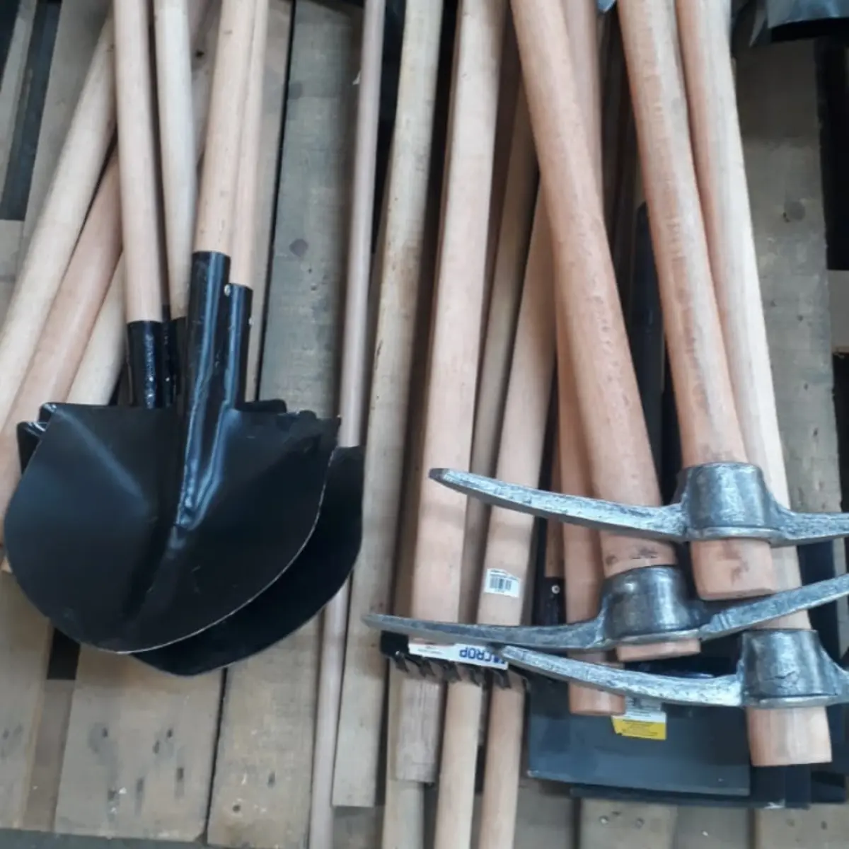 LOTE 018 - Diversas lixas, aproximadamente 50 materiais de proteção, espaçadores para piso, Aproximadamente 50 peças de serra com discos variados, aproximadamente 80 peças de chaves inglesas combinadas com chave L e transformador, diversas ferramentas, régua, trenas, alicates e fitas, Aproximadamente 30 peças picareta, pás, ancinho, cabos, 5 rolos eletroduto corrugado, Aproximadamente 30 peças desempenadeiras madeira e inox e suporte de porta.