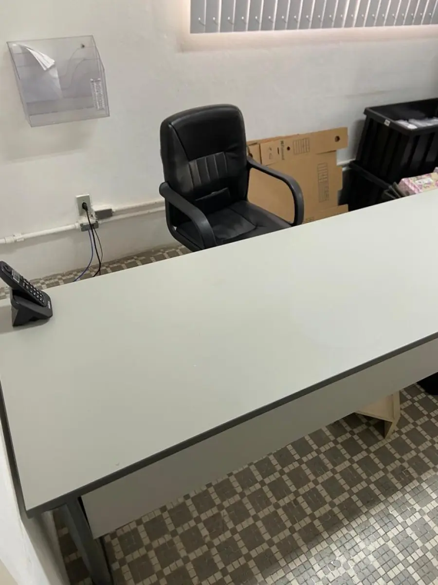 LOTE 018 - Uma mesa reta, uma mesa em L, uma mesa auxiliar, um arquivo em metal, um armário em madeira, uma estante com três nichos, dois armários de metal, materiais diversos de escritório e limpeza e dois telefones intelbrás.