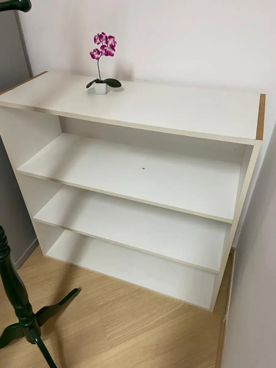 LOTE 014 - Vaso de flor, telefone Intelbras, mesa em L, dois gaveteiros, uma cadeira, um cabideiro e uma estante com três nichos