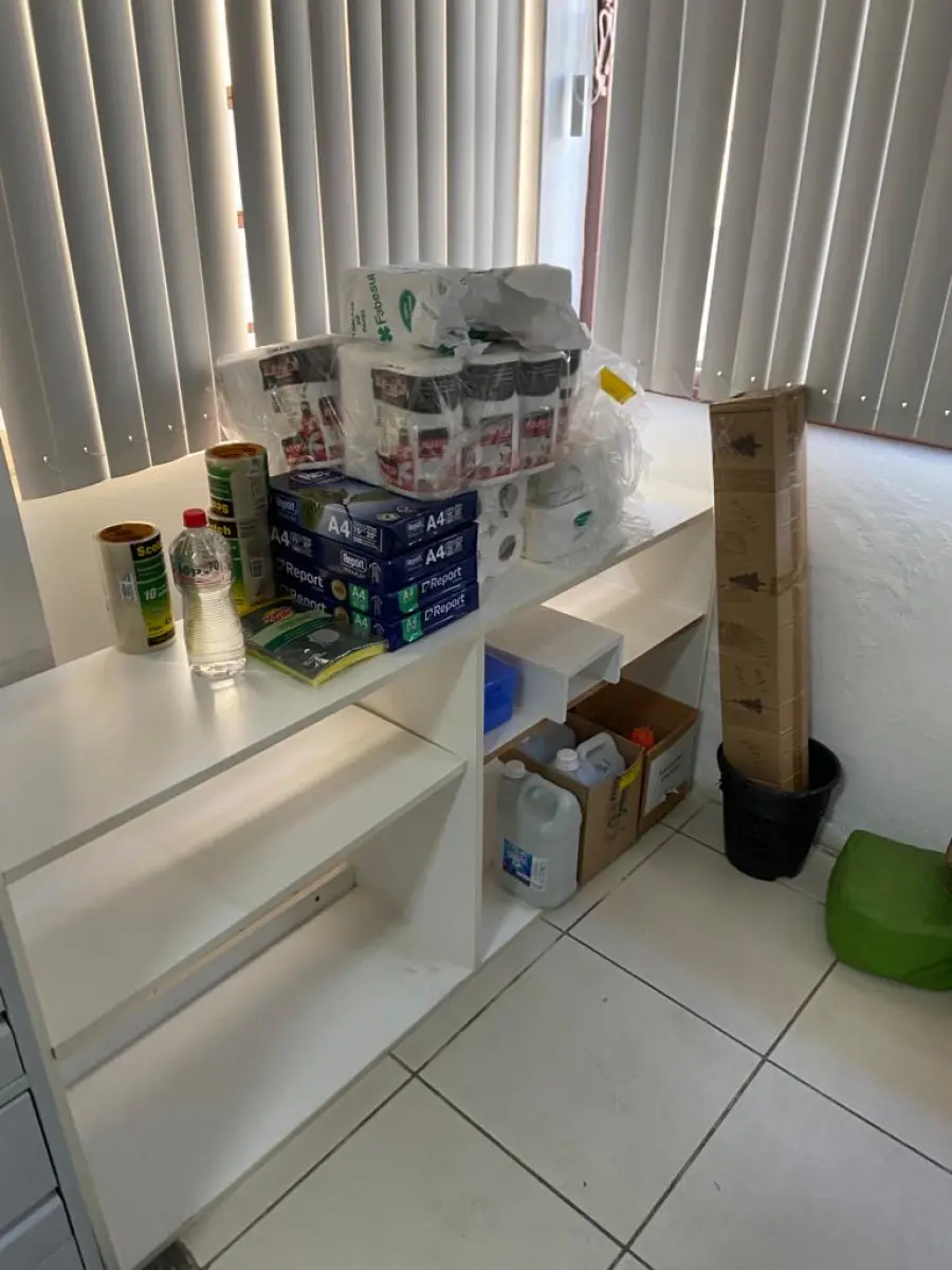 LOTE 018 - Uma mesa reta, uma mesa em L, uma mesa auxiliar, um arquivo em metal, um armário em madeira, uma estante com três nichos, dois armários de metal, materiais diversos de escritório e limpeza e dois telefones intelbrás.