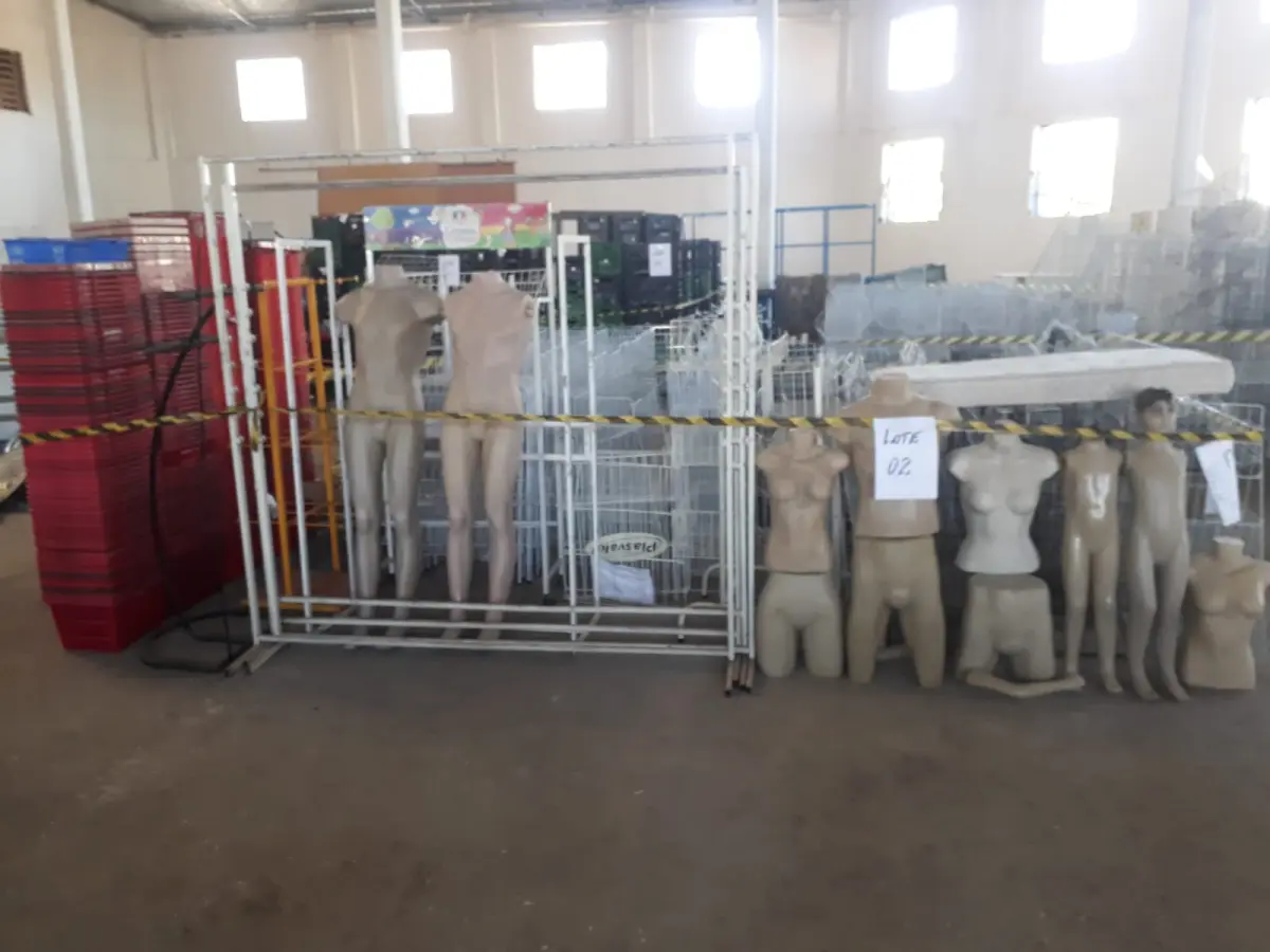 LOTE 002 - 258 cestos de mercado na cor vermelha, expositores, manequins e araras.