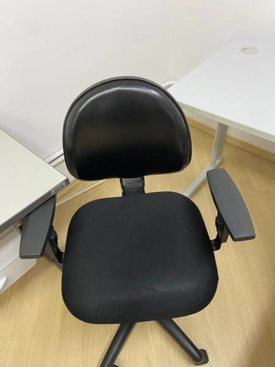 LOTE 015 - Dois telefones Intelbras pleno, três cadeiras de escritório, uma mesa auxiliar com três gavetas, duas mesas em L e três mesas retas.
