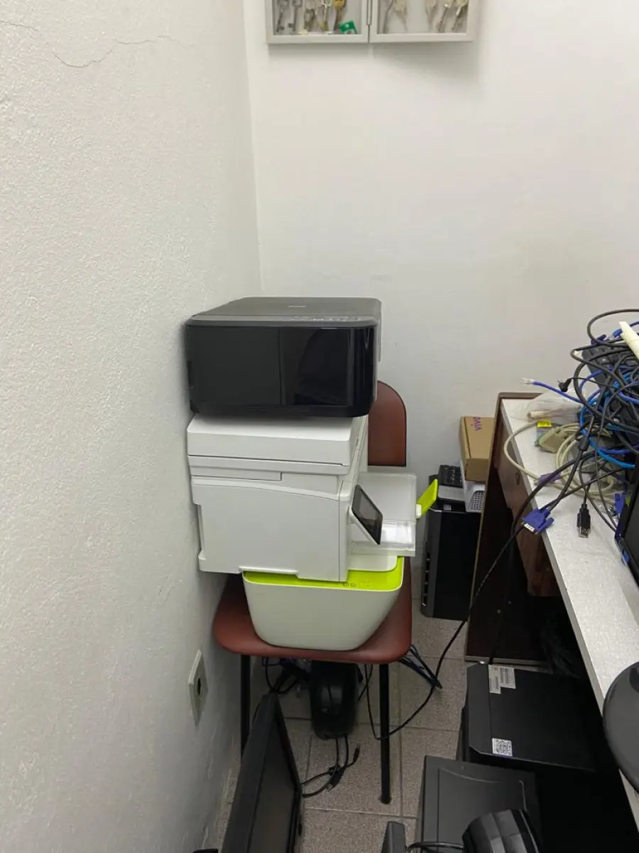 LOTE 011 - Sala de T.I: Contém três impressoras, nove monitores, 12 CPU’S, cabos, mouse e teclados diversos.