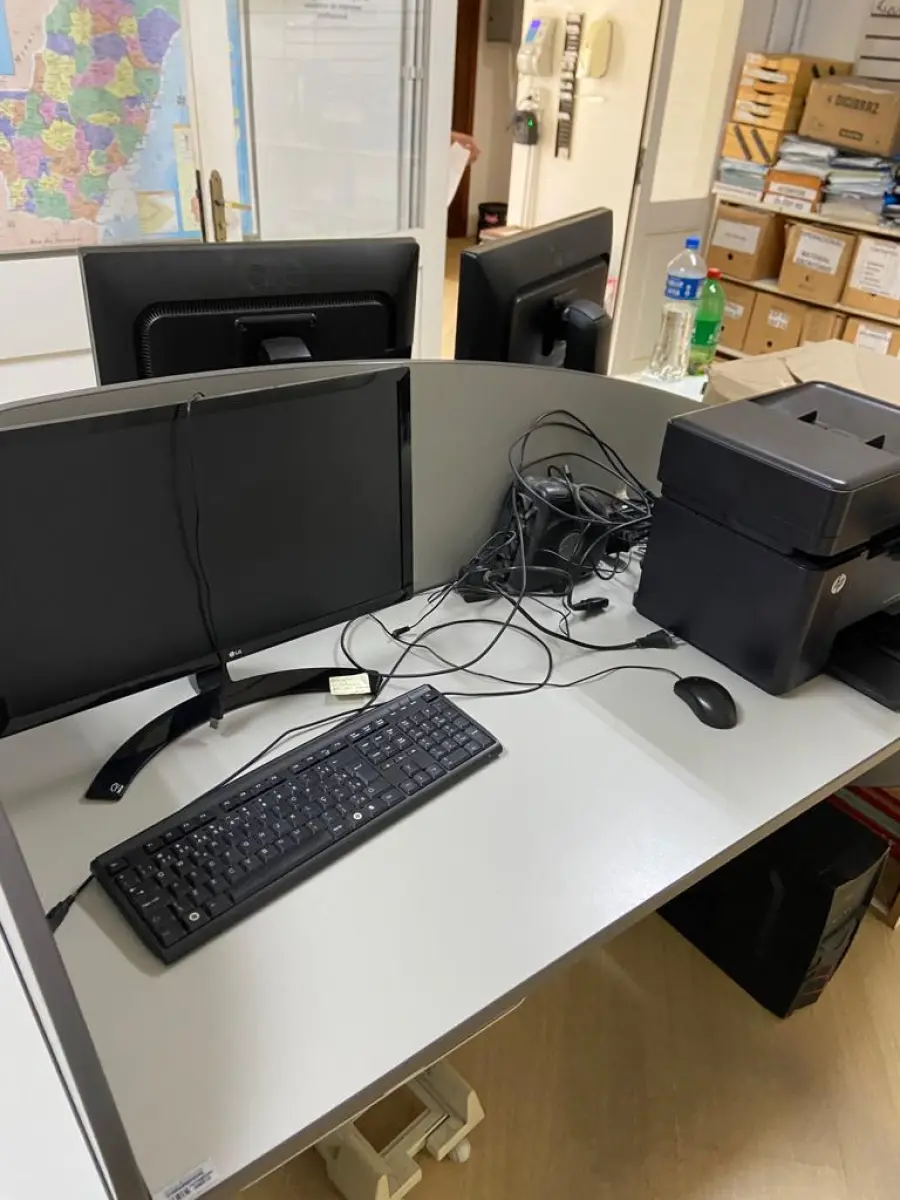 LOTE 001 - 8 monitores, três impressoras, 7 mouses, 7 teclados e 7, cpu’s. 7 Estabilizadores 127V, quatro telefones Intelbras, ilha de telemarketing, duas estantes de baixas, seis cadeiras e uma televisão.