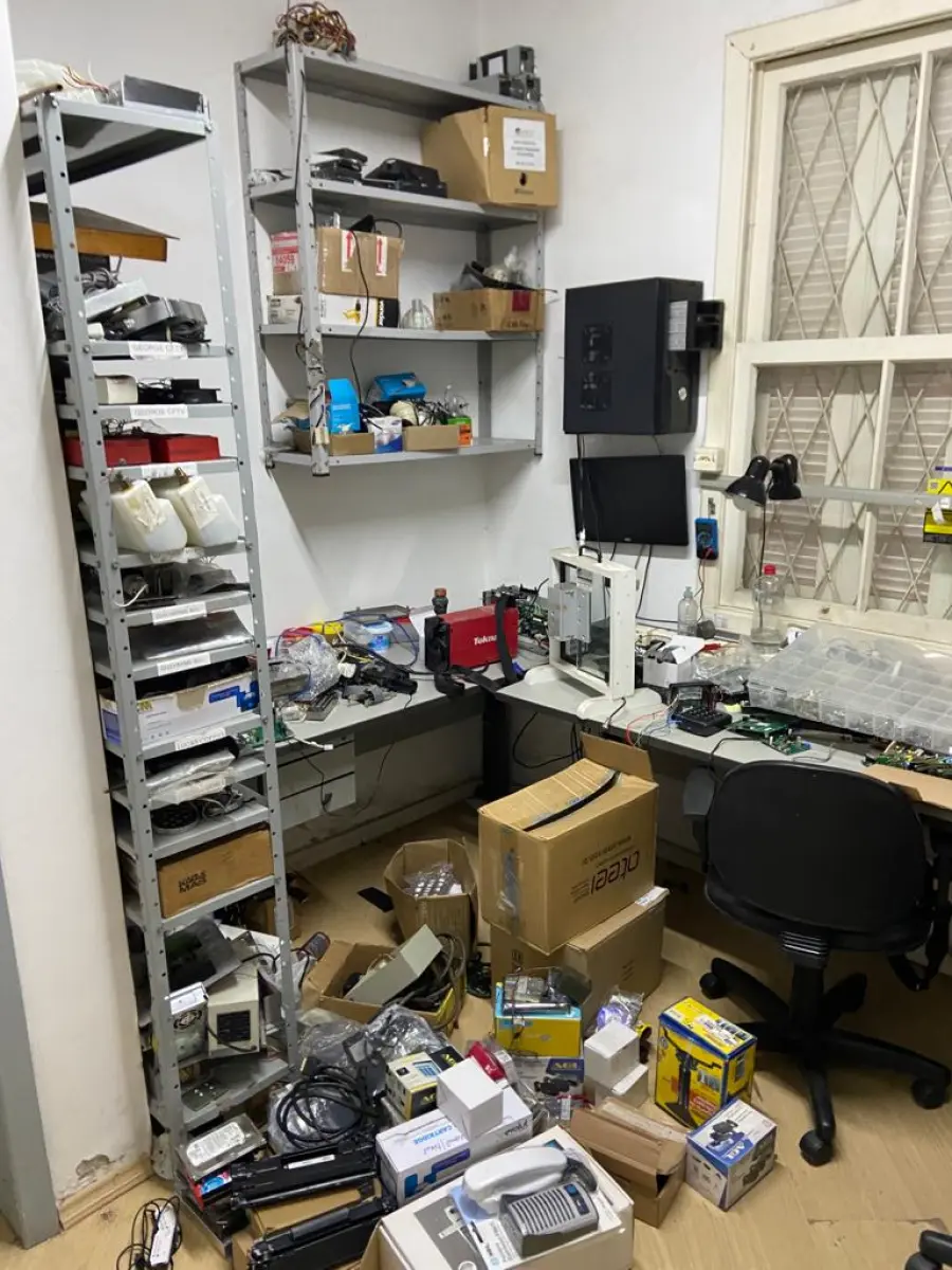 LOTE 007 - Equipamentos de manutenção variados e diversas cadeiras de escritório em mau estado, máquinas de solda, fechaduras eletromagnéticas, fechaduras, geradores de neblina e placas eletrônicas