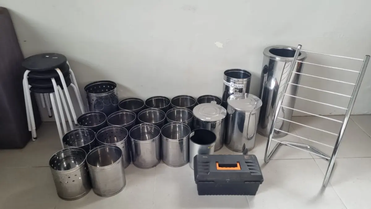LOTE 013 - Lixeiras, banquetas e cestos