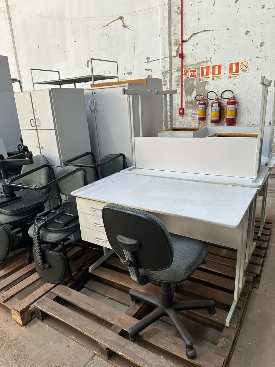 LOTE 000 - MÓVEIS E EQUIPAMENTOS