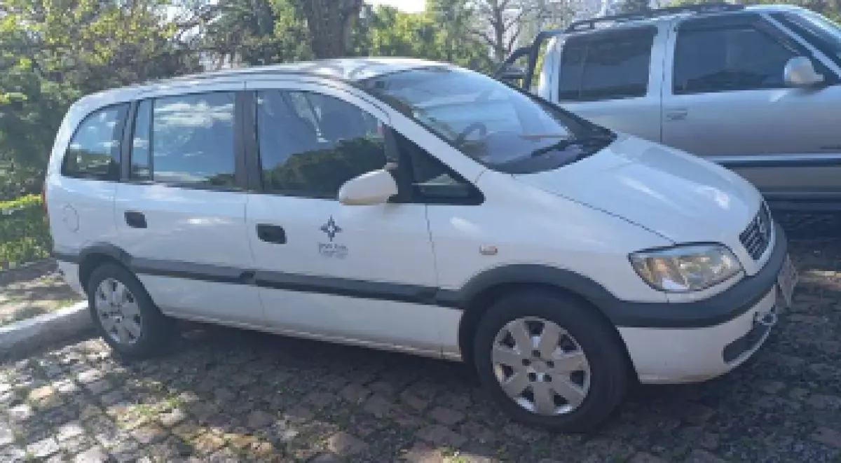 LOTE 006 - AUTOMÓVEL MR GM MOD ZAFIRA 2.0, ANO 2001, À GASOLI NA, COR BRANCO MAH, 4 CILINDROS, CAP 7 PESSOAS