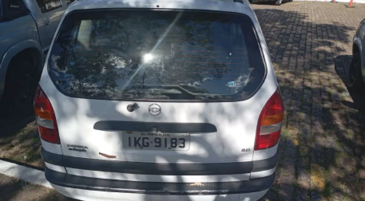 LOTE 006 - AUTOMÓVEL MR GM MOD ZAFIRA 2.0, ANO 2001, À GASOLI NA, COR BRANCO MAH, 4 CILINDROS, CAP 7 PESSOAS