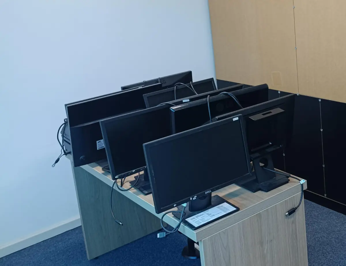 LOTE 057 - Monitores